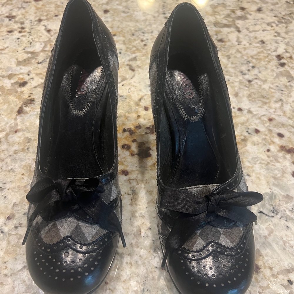 BONGO Black and Gray Heels with Bow Detail